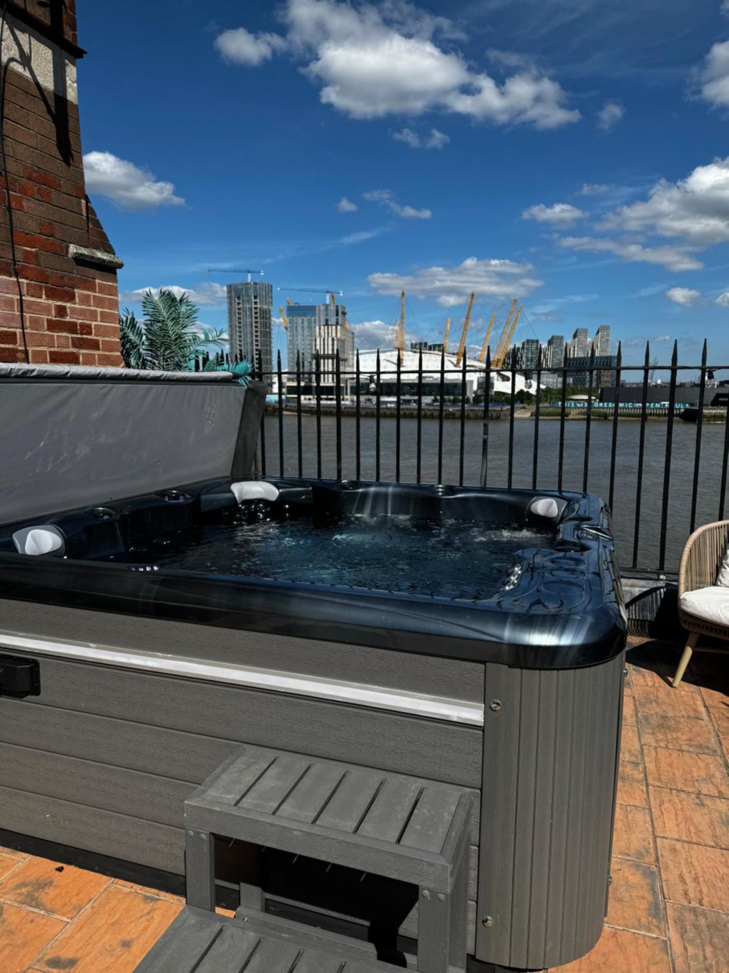 3 X Bedroom Riverside Flat With Hot Tub On Roof Terrace Лондон Экстерьер фото