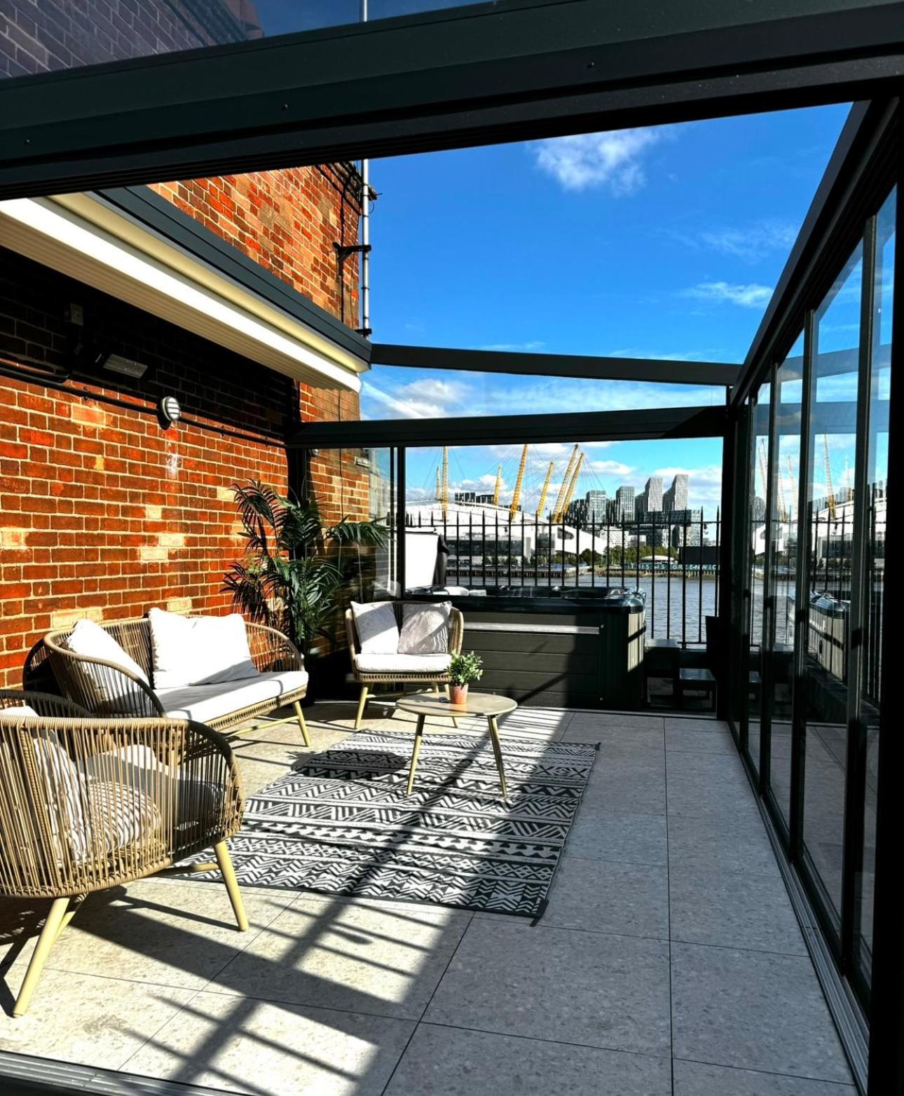 3 X Bedroom Riverside Flat With Hot Tub On Roof Terrace Лондон Экстерьер фото
